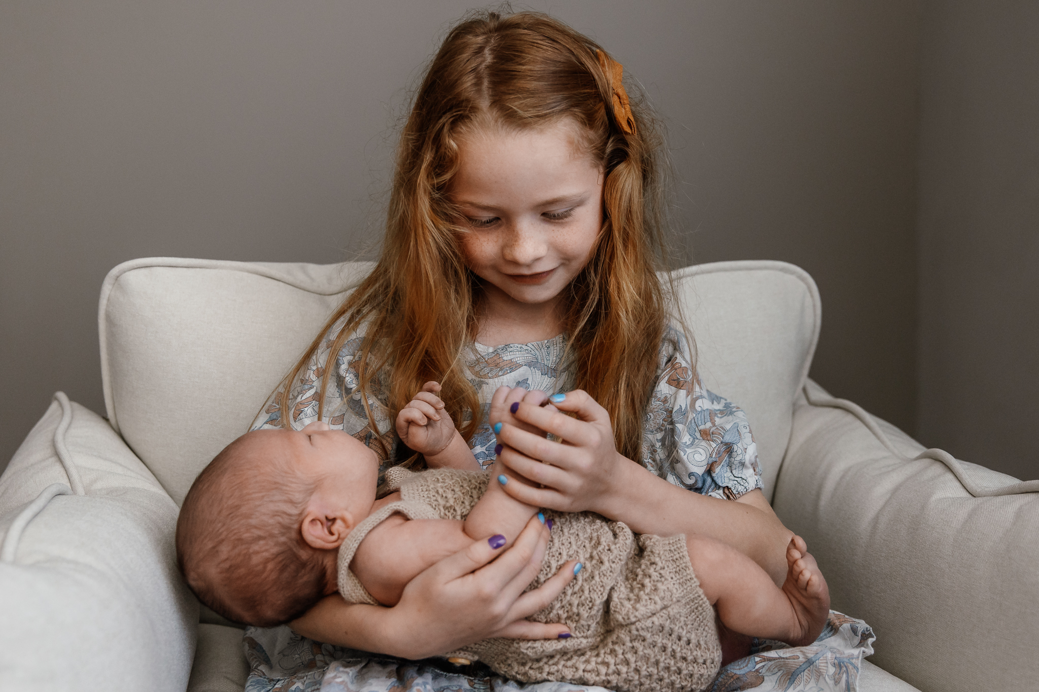 Newborn baby and big sister taken by Whangarei photographer Tracey Morris.